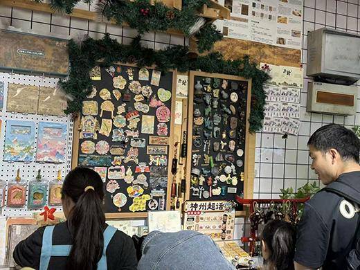 轻人把冰箱门变成“旅行回忆录”｜华夏双节观察PG麻将胡了2一代人有一代人的“宝贝”这届年(图1)