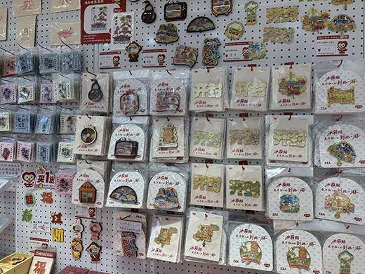 轻人把冰箱门变成“旅行回忆录”｜华夏双节观察PG麻将胡了2一代人有一代人的“宝贝”这届年(图2)