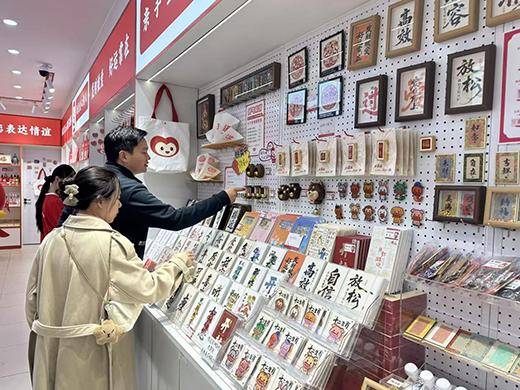 轻人把冰箱门变成“旅行回忆录”｜华夏双节观察PG麻将胡了2一代人有一代人的“宝贝”这届年(图4)